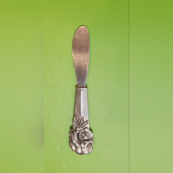 4 pewter napkin rings and a pewter pate knife - Picture 3 of 5